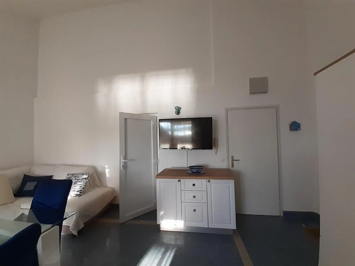 Romantic Apartment By The Beach Malinska 0*,